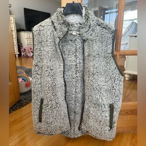 Women’s oversized fleece zip up vest